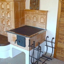 Schmiedeeiserner Holzkorb mit Kaminbesteck Schmiedeeiserner Holzkorb mit Kaminbesteck