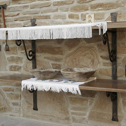 Schmiedeeisernes Wandregal in einer Steinlaube Schmiedeeisernes Wandregal in einer Steinlaube