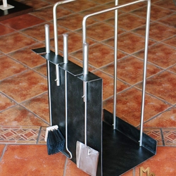 Moderner Holzkorb und Kaminbesteck aus Edelstahl – Kaminwerkzeug Moderner Holzkorb und Kaminbesteck aus Edelstahl – Kaminwerkzeug