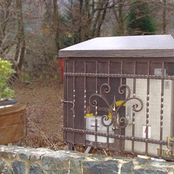 Schmiedeeisernes Gehäuse für den Stromzähler Schmiedeeisernes Gehäuse für den Stromzähler