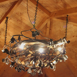 Der majestätische Kronleuchter EICHE wird von Hand in ein altes hergerichtetes Wagenrad geschmiedet Der majestätische Kronleuchter EICHE wird von Hand in ein altes hergerichtetes Wagenrad geschmiedet