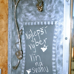 Schmiedeeisernes Detail – Angebotstafel Schmiedeeisernes Detail – Angebotstafel