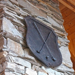 Schmiedeeisernes Wappen – Golfmotiv in einer Hütte in der Tatra Schmiedeeisernes Wappen – Golfmotiv in einer Hütte in der Tatra