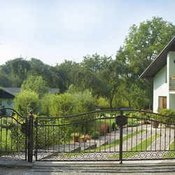 Schmiedeeiserner Zaun – schöne Musterkombination Schmiedeeiserner Zaun – schöne Musterkombination