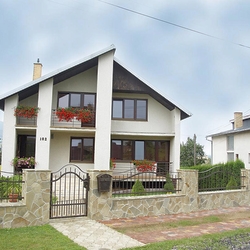 Schmiedeeiserner Zaun – schlichte Schönheit – geschmiedetes Tor und Zaun an einem Einfamilienhaus Schmiedeeiserner Zaun – schlichte Schönheit – geschmiedetes Tor und Zaun an einem Einfamilienhaus