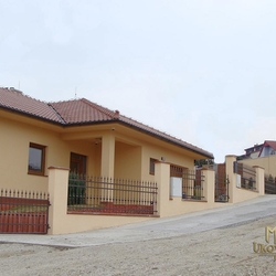 Schmiedeeiserner Zaun aus Stäben – außergewöhnlicher Zaun an einem Einfamilienhaus Schmiedeeiserner Zaun aus Stäben – außergewöhnlicher Zaun an einem Einfamilienhaus