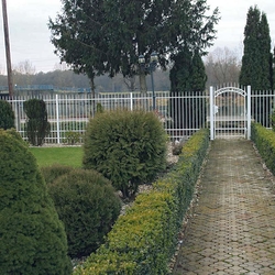 Schlichter, geschmiedeter Zaun – schmiedeeiserner Zaun in einfachem Stil Schlichter, geschmiedeter Zaun – schmiedeeiserner Zaun in einfachem Stil