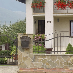 Schmiedeeiserner Zaun – schlichte Schönheit – moderner, geschmiedeter Zaun Schmiedeeiserner Zaun – schlichte Schönheit – moderner, geschmiedeter Zaun