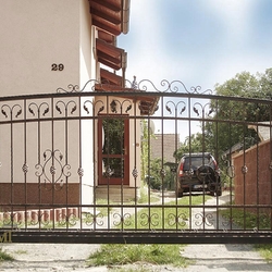 Tor mit schmiedeeisernen Elementen – schlichtes, schmiedeeisernes Tor Tor mit schmiedeeisernen Elementen – schlichtes, schmiedeeisernes Tor