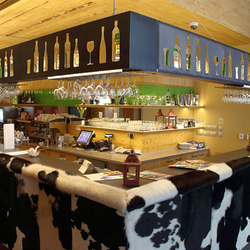 Moderne Traverse aus Metall in einer Bar Moderne Traverse aus Metall in einer Bar