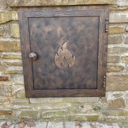 Geschmiedete Gaszählerabdeckung mit dekorativer Flamme Geschmiedete Gaszählerabdeckung mit dekorativer Flamme