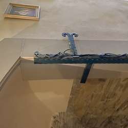 Detail der Beschläge an Glaskabinetten in einem historischen Gebäude Detail der Beschläge an Glaskabinetten in einem historischen Gebäude