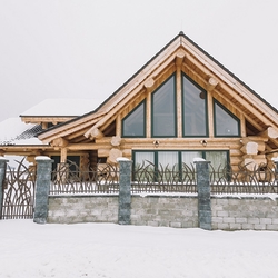 Künstlerische Umzäunung von der Hütte mit natürlichem Motiv vom Gras – geschmiedete Tore und Zäune Künstlerische Umzäunung von der Hütte mit natürlichem Motiv vom Gras – geschmiedete Tore und Zäune