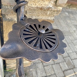 Kunstvoller Aschenbecher in Form eines Eichenblattes geschmiedet Kunstvoller Aschenbecher in Form eines Eichenblattes geschmiedet