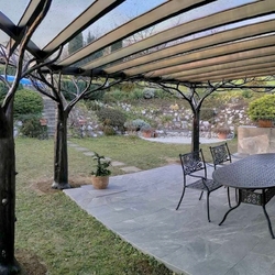 Luxuriöser Carport mit handgeschmiedeten Bäumen, die als Nachbildung ursprünglicher lebender Bäume gestaltet sind Luxuriöser Carport mit handgeschmiedeten Bäumen, die als Nachbildung ursprünglicher lebender Bäume gestaltet sind