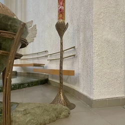 Schmiedeeiserner Kerzenhalter, der für die Kirche der Königin des Friedens in der Slowakei hergestellt wurde Schmiedeeiserner Kerzenhalter, der für die Kirche der Königin des Friedens in der Slowakei hergestellt wurde