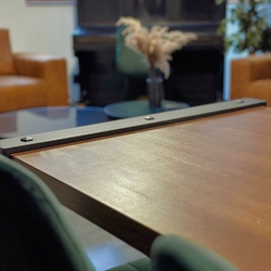 Metalltische mit Holz im Konferenzraum Metalltische mit Holz im Konferenzraum