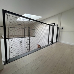 Metallgeländer mit Drahtseilnetz aus rostfreiem Stahl. Metallgeländer mit Drahtseilnetz aus rostfreiem Stahl.