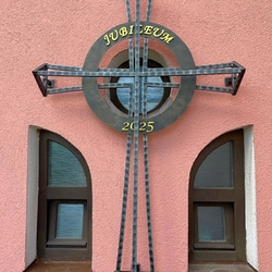 Geschmiedetes Wandkreuz am Haus des Friedlichen Lebensabends in Lipany, Slowakei