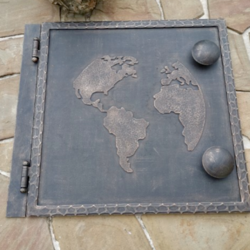 Geforgte Abdeckung für einen Schacht mit einem Globus-Design Geforgte Abdeckung für einen Schacht mit einem Globus-Design