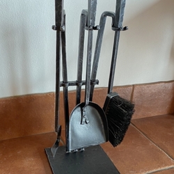 Hochwertiges Kaminwerkzeug – hergestellt von der Kunstschmiede UKOVMI Hochwertiges Kaminwerkzeug – hergestellt von der Kunstschmiede UKOVMI