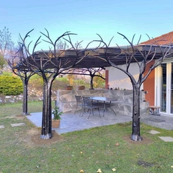 Design-Carport für die Terrasse des Einfamilienhauses, geschaffen aus handgeschmiedeten Laubbäumen Design-Carport für die Terrasse des Einfamilienhauses, geschaffen aus handgeschmiedeten Laubbäumen