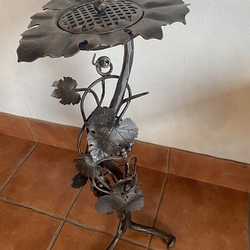 Schmiedeeiserner Aschenbecher – Weinrebe Schmiedeeiserner Aschenbecher – Weinrebe