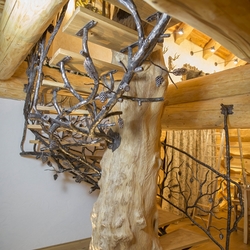 Künstlerische Wendeltreppe in einer Jägerhütte – Untersicht eines Details Künstlerische Wendeltreppe in einer Jägerhütte – Untersicht eines Details