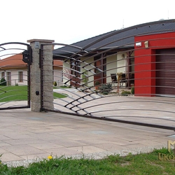 Moderne Toranlage – Design – außergewöhnliches, geschmiedetes Tor Moderne Toranlage – Design – außergewöhnliches, geschmiedetes Tor