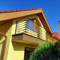 Design-Balkongeländer im modernen Stil – geschmiedetes Geländer für den Außenbereich Design-Balkongeländer im modernen Stil – geschmiedetes Geländer für den Außenbereich