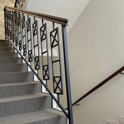 Einfaches Metallgelnder mit Holzhandlauf  Treppengelnder fr Innen