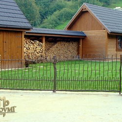 Exklusives schmiedeeisernes Tor OMA – Geschmiedeter Zaun und Tor an einer Hütte - 'In einer Öde am Wald' Exklusives schmiedeeisernes Tor OMA – Geschmiedeter Zaun und Tor an einer Hütte - 'In einer Öde am Wald'