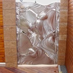 Gartentor aus geschliffenem und getriebenem Edelstahl – außergewöhnliches Gartentor in modernem Stil Gartentor aus geschliffenem und getriebenem Edelstahl – außergewöhnliches Gartentor in modernem Stil