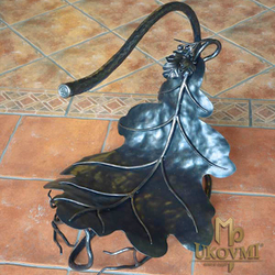 Schmiedeeiserner Holzkorb – Eichenblatt – handgeschmiedete Holztrage mit Naturmotiv Schmiedeeiserner Holzkorb – Eichenblatt – handgeschmiedete Holztrage mit Naturmotiv