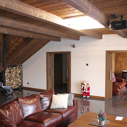 Schmiedeeisernes Holzregal nach Maß in einer luxuriösen Hütte Schmiedeeisernes Holzregal nach Maß in einer luxuriösen Hütte