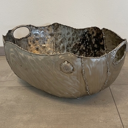 Handgeschmiedete Holzschüssel aus Edelstahl – moderne Holztrage Handgeschmiedete Holzschüssel aus Edelstahl – moderne Holztrage