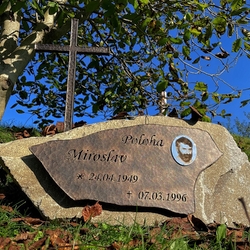 Geschmiedete Tafel mit Inschrift und Foto, geschmiedetes Kreuz und Rose auf dem Grabstein