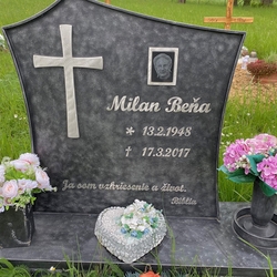 Edelstahlkreuz und Inschriften auf einem geschmiedeten Monument + geschmiedete Vase