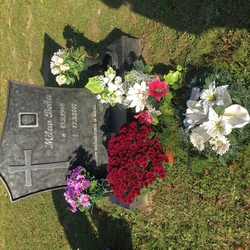 Geschmiedetes Monument mit einem Edelstahlkreuz und Inschriften