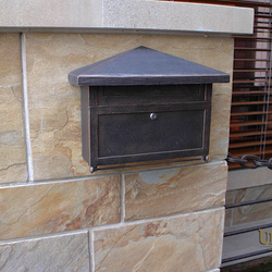 Moderner, schmiedeeiserner Briefkasten hergestellt von UKOVMI Moderner, schmiedeeiserner Briefkasten hergestellt von UKOVMI