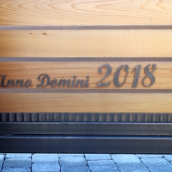 Schiebetor mit schmiedeeisernen Beschriftungen Schiebetor mit schmiedeeisernen Beschriftungen