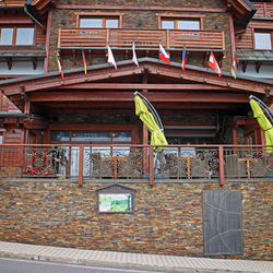 Blick auf das Galileo Hotel beim Eintritt - Auengelnder und geschmiedetes Zubehr