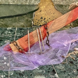 Geschmiedete Kette und Nägel mit historischem Design nahe dem Kreuz in der Kirche Geschmiedete Kette und Nägel mit historischem Design nahe dem Kreuz in der Kirche