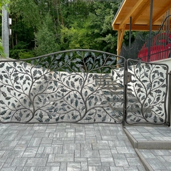 Designertor, von Hand geschmiedet in Form von Eichenästen, bei einem Einfamilienhaus im Osten der Slowakei Designertor, von Hand geschmiedet in Form von Eichenästen, bei einem Einfamilienhaus im Osten der Slowakei