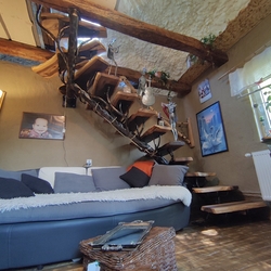 Künstlerische Treppe mit Metall-/Holzkombination, entworfen und handgefertigt von UKOVMI Künstlerische Treppe mit Metall-/Holzkombination, entworfen und handgefertigt von UKOVMI