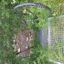 Handgeschmiedetes Geländer mit Treppe, hergestellt für das Exterieur einer Vintage-Hütte Handgeschmiedetes Geländer mit Treppe, hergestellt für das Exterieur einer Vintage-Hütte