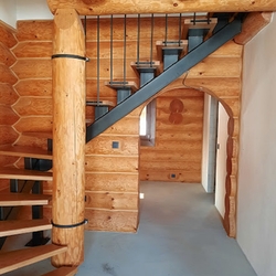 Schmiedeeiserne Treppe mit Geländer im Holzhaus – Innentreppe Schmiedeeiserne Treppe mit Geländer im Holzhaus – Innentreppe