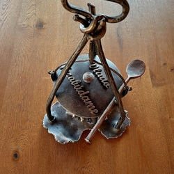 Handgeschmiedeter Kessel als Gedenkkerzenhalter für ein Grab Handgeschmiedeter Kessel als Gedenkkerzenhalter für ein Grab