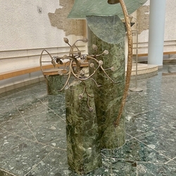 Handgeschmiedeter Buchständer in Form eines Rosenstrauchs in der Kirche der Königin des Friedens in der Slowakei Handgeschmiedeter Buchständer in Form eines Rosenstrauchs in der Kirche der Königin des Friedens in der Slowakei