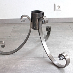 Ständer für das Weihnachtsbaum, oberflächlich mit Polieren und Lackieren bearbeitet Ständer für das Weihnachtsbaum, oberflächlich mit Polieren und Lackieren bearbeitet